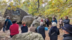 Groupe devant le médaillon de Millet et Rousseau